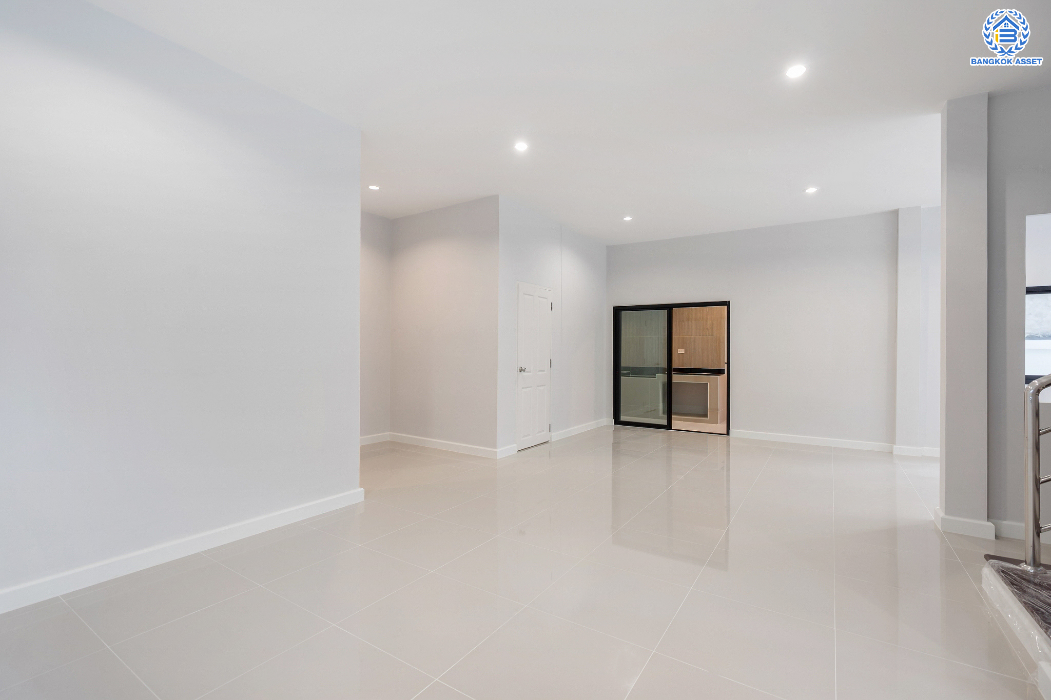 บ้านมือสองตกแต่งใหม่ ม.บูรพา12 ดอนเมือง บ้านเดี่ยว เนื้อที่ 50 ตร.ว. ฟังก์ชัน 4 ห้องนอน 2 ห้องน้ำ จอดรถได้ 2 คัน บนทำเลดีที่สุด ใกล้สนามบินดอนเมือง ทางด่วน "ศรีสมาน" และรถไฟฟ้าสายสีแดง "สถานีดอนเมือง"